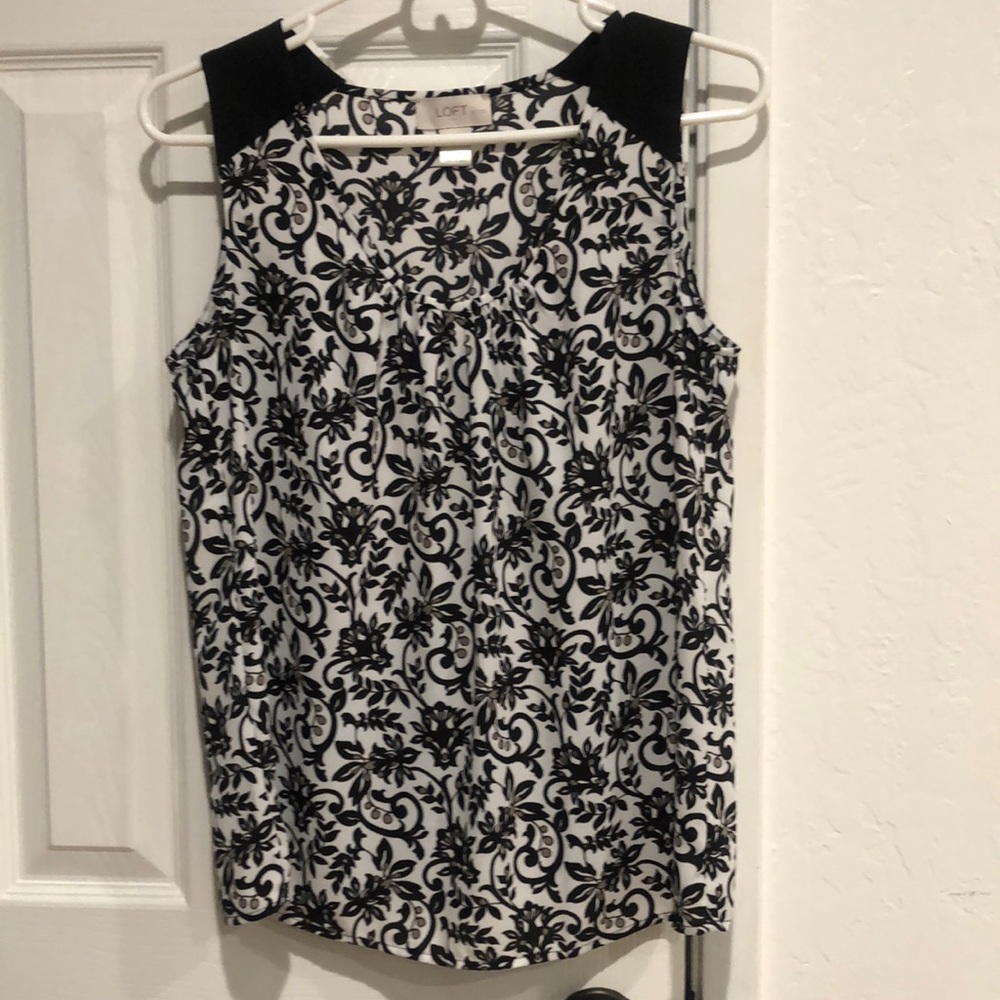 THE LOFT (EUC) Sleeveless Blouse Black&White Floral Design. Comfortable! Size SP